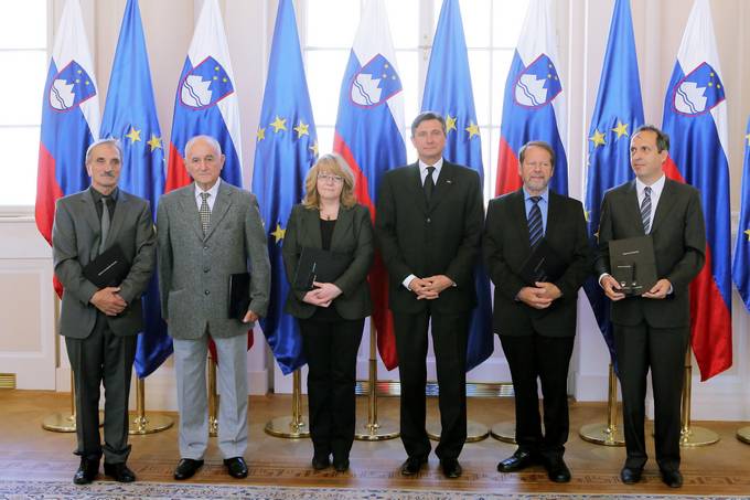 Predsednik republike je v Predsedniki palai vroil odlikovanja medaljo za zasluge Centru za zdravljenje Fabryjeve bolezni, dr. Cirilu Kriniku ter Drutvu SOS telefon ter medaljo za astno dejanje Fieschiju Toussaintu in Petru Pukiu